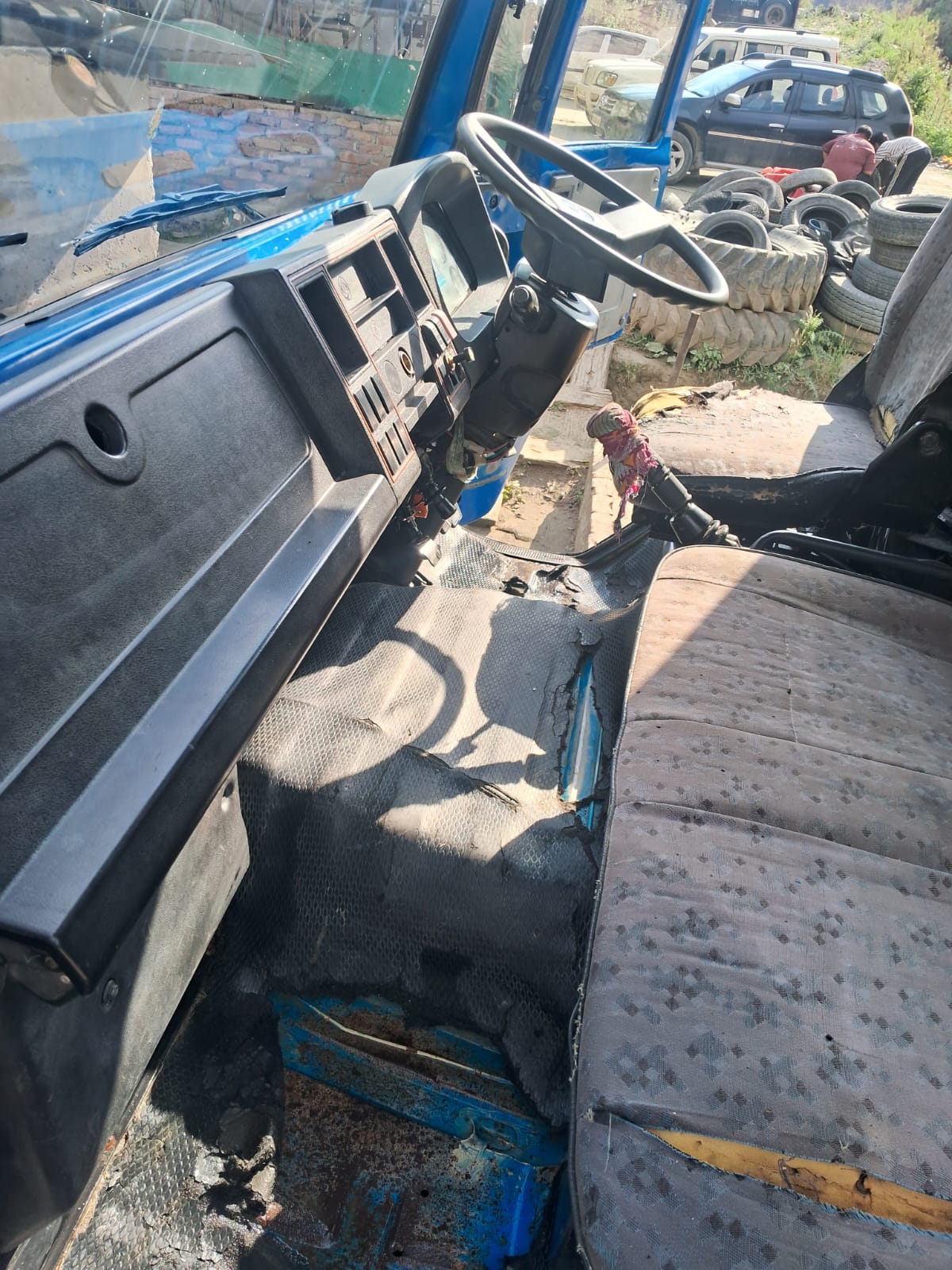 Ashok Leyland 1212 (6 Wheel) Tipper (2016) photo 3